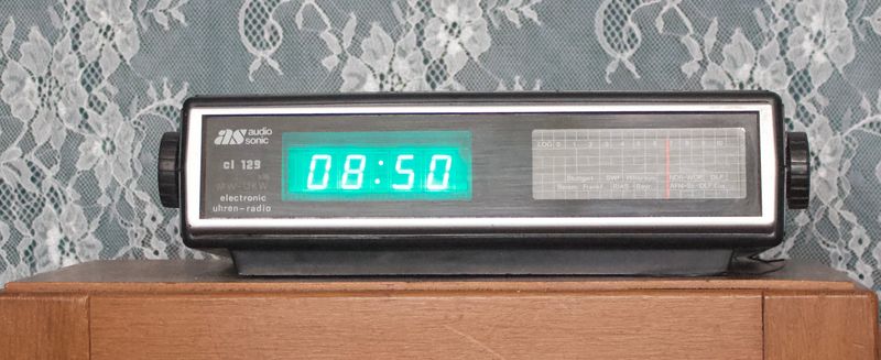 Retro wekker-radio jaren 70 in zwart kunststof behuizing
