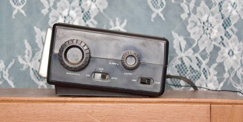 Audio Sonic CL129 zijaanzicht met knoppen en zenderkeuze