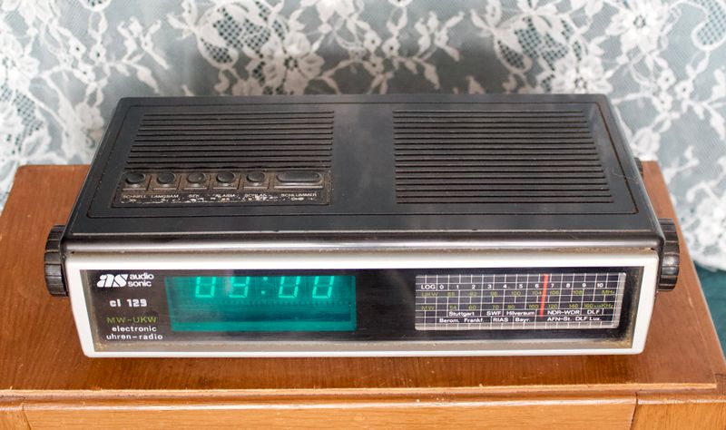 Bovenaanzicht retro klokradio met alarm- en sluimerknoppen