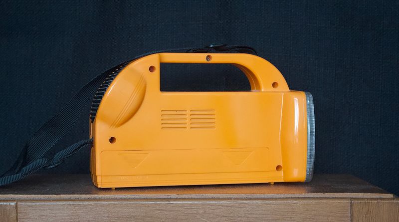 Achterzijde van oranje Westminster noodradio met antenne en handgreep