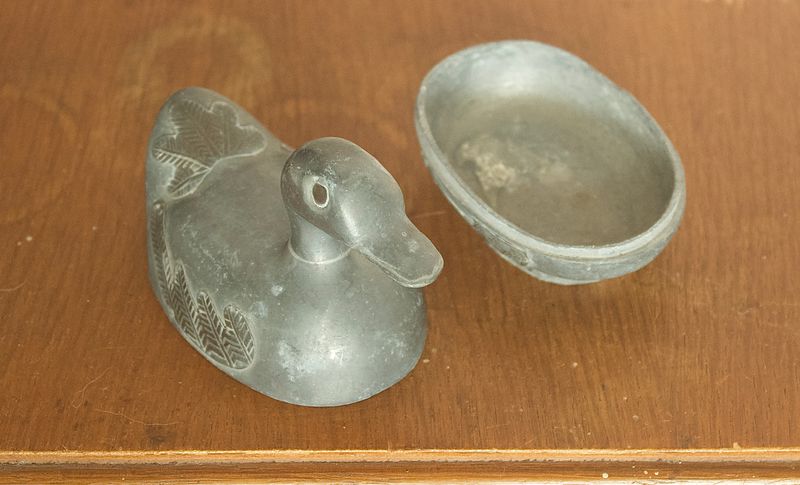 Enkele geopende tinnen eend doos met afneembare rug als deksel en vakje voor sieraden.