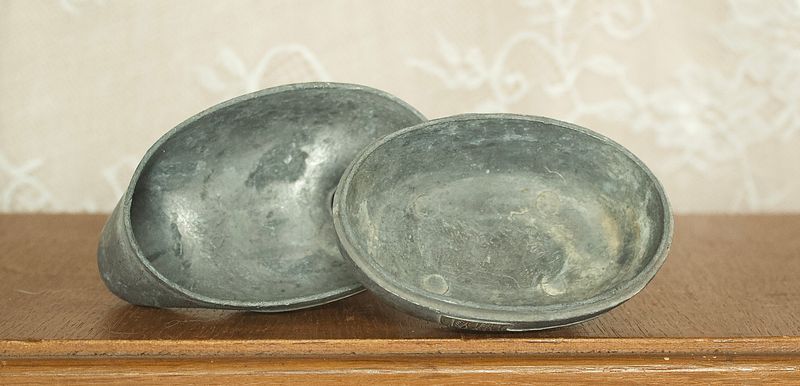 Enkele geopende tinnen eend doos met afneembare rug als deksel en vakje voor sieraden.