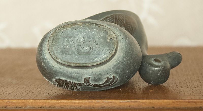 Bodem van tinnen eend doosje met de originele stempel Made in Hong Kong.