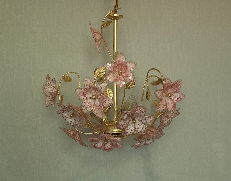 Totaaloverzicht van de Vintage Hollywood Regency Murano-kroonluchter met roze glazen bloemen op goudkleurig metalen frame