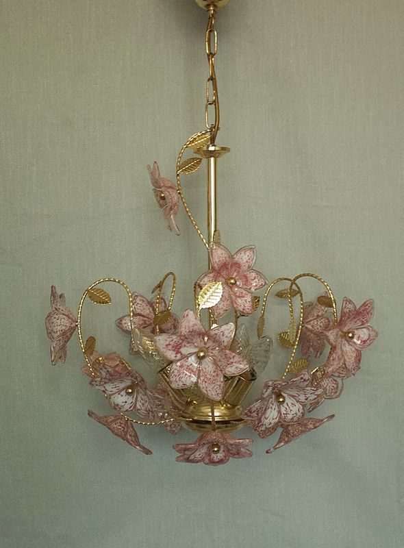 Vintage Murano-bloemenkroonluchter, lichte hoekweergave, toont de volledige omtrek van de glazen bloemblaadjes