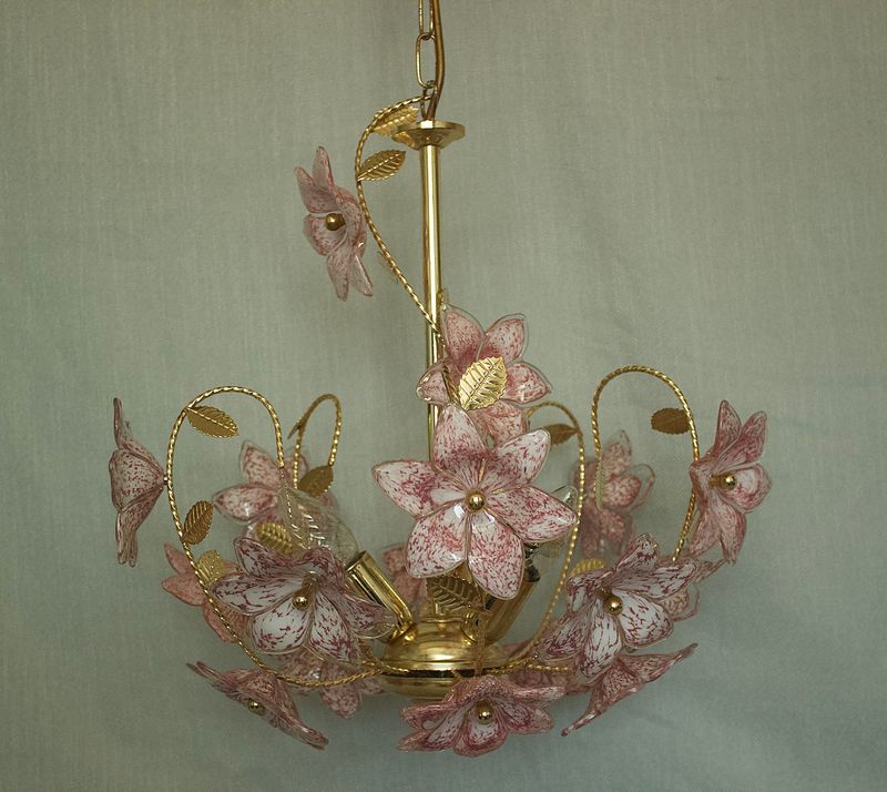 Murano-kroonluchter in Hollywood Regency-stijl, achteraanzicht, laat zien hoe de glazen bloemen de structuur omsluiten.⁠