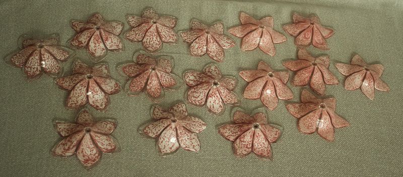 Nauwkeurige close-up van een cluster van individuele roze handgeblazen Murano-glazen bloemblaadjes 