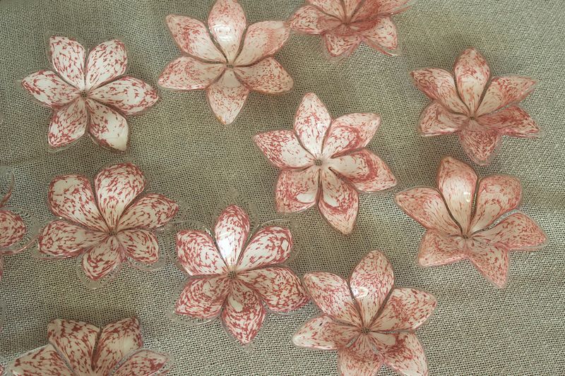 Vergroot detailbeeld van individuele roze glazen Murano-bloemen, toont de complexiteit van de bloemblaadjes