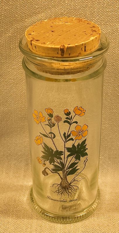 Bovenaanzicht van vintage glazen pot afgesloten met natuurkurken dop