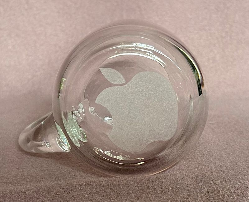 Onderkant van glazen Apple bierpul met mat geëtst Apple-logo op de bodem