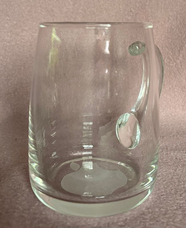 Glazen vintage Apple bierpul van 11 cm hoog met handvat op paarse achtergrond
