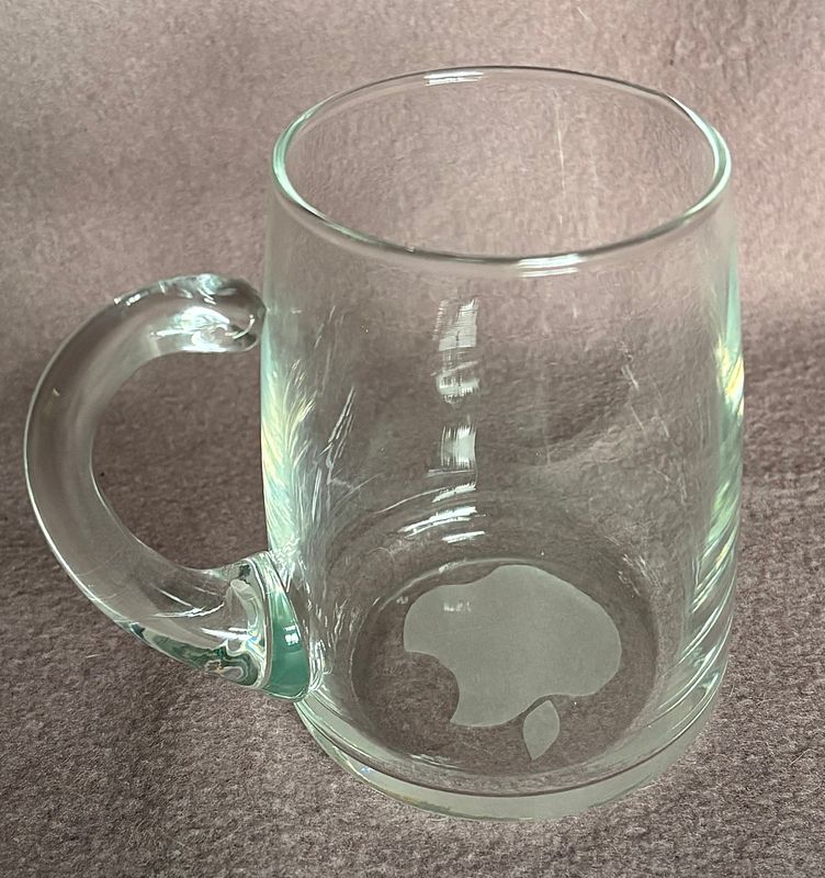 Zeldzame vintage Apple bierpul met geëtst logo op bodem