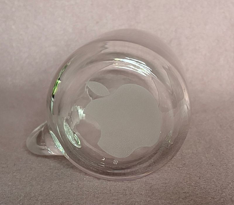 Onderkant van glazen Apple bierpul met mat geëtst Apple-logo op de bodem