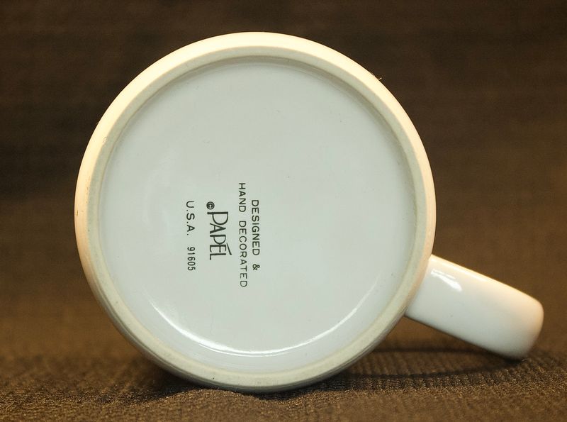 Onderkant van de vintage Apple-mok met de originele bodemstempel van fabrikant Papél USA.