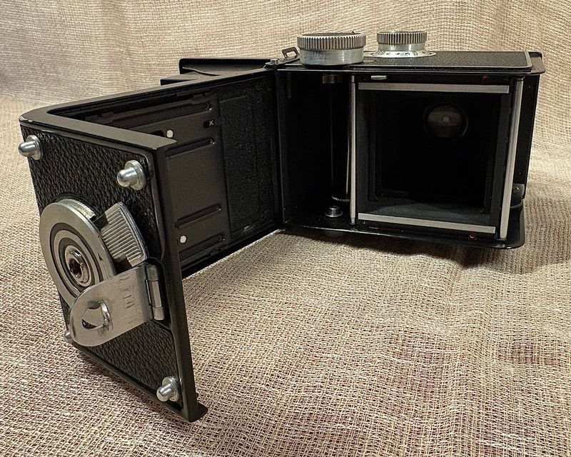 Rolleicord IV (Model K3D) TLR, Schneider-Kreuznach Xenar 75mm f/3.5. Complete set