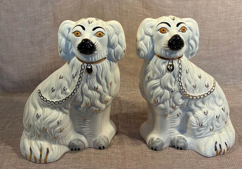 Koppel Beswick haardhonden van keramiek, schuin van voren gefotografeerd