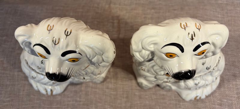 Zijaanzicht van de kop van een witte Beswick Staffordshire-spaniël met goudaccent
