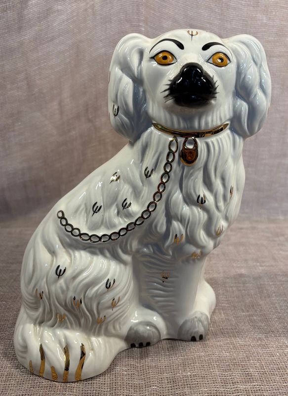 Vooraanzicht van de linker witte Beswick Staffordshire spaniël haardhond