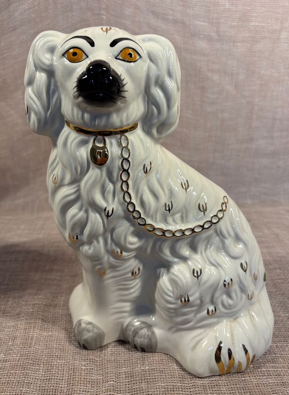 Vooraanzicht van de rechter witte Beswick Staffordshire spaniël haardhond