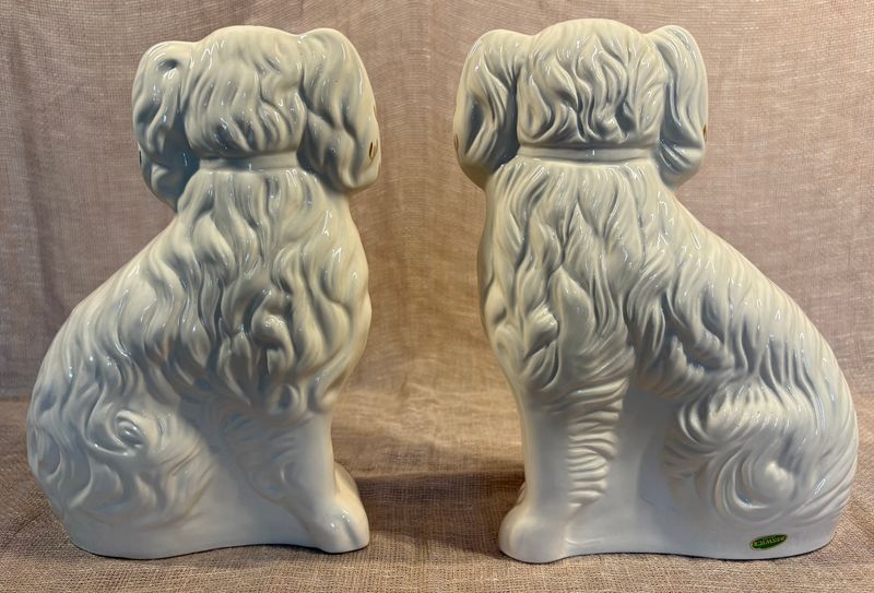 Achterzijde van het paar zittende Beswick Staffordshire spaniëls met flatback design