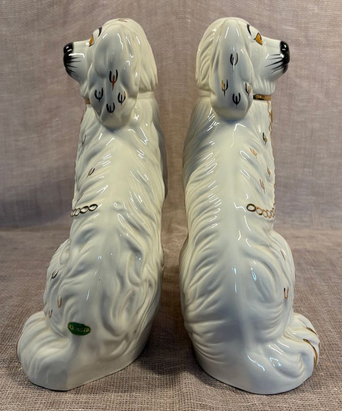 Achterzijde van het paar zittende Beswick Staffordshire spaniëls met flatback design