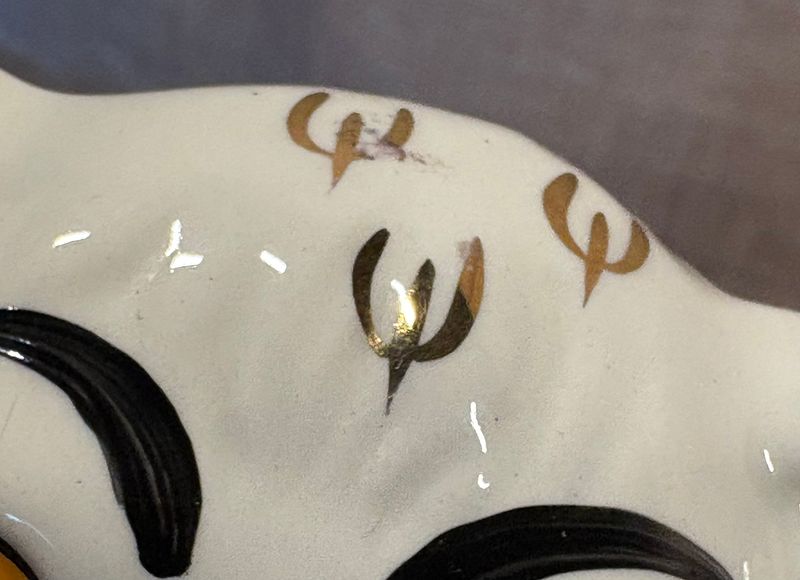 Glazuurvlekje op de kop van de Beswick Staffordshire hond, detailfoto voor conditie