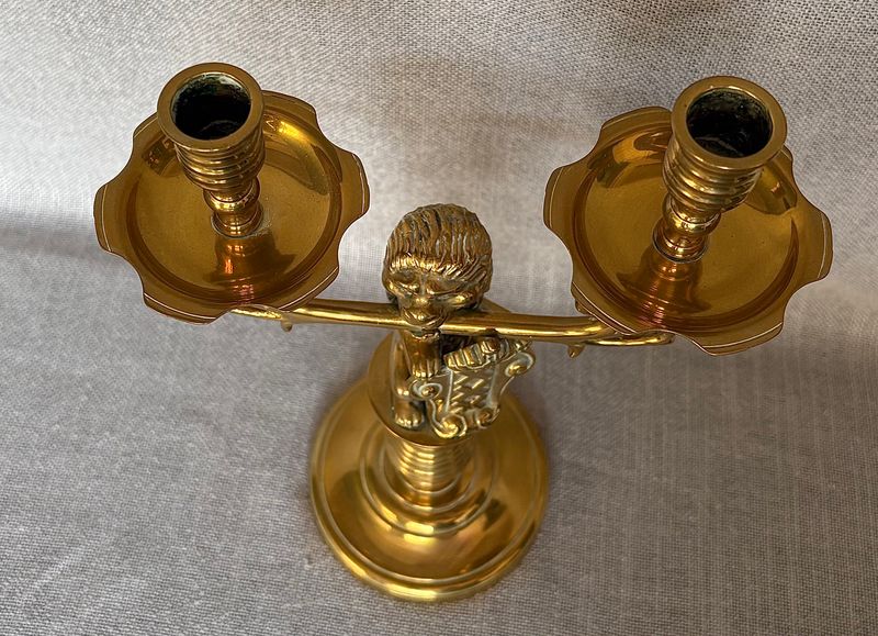 Bovenaanzicht van de twee messing kaarsenhoudercups met lekschalen en het leeuwenkopje in het midden.
