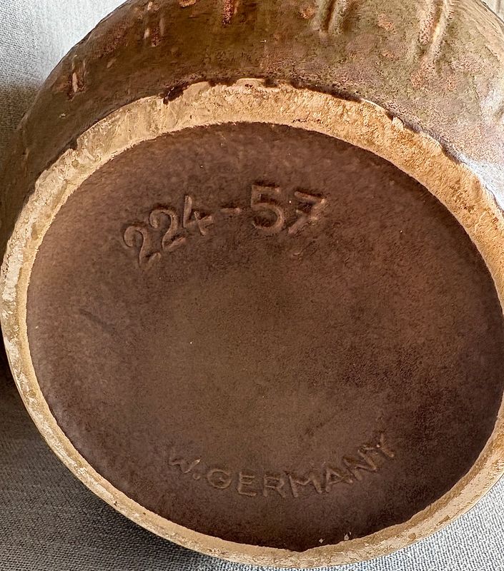 Onderzijde met merkstempel 224-57 W. GERMANY op bruin ongeglazuurd keramiek.