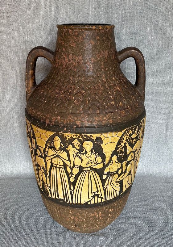 Detail van de reliëfband met wandelende vrouwenfiguren.