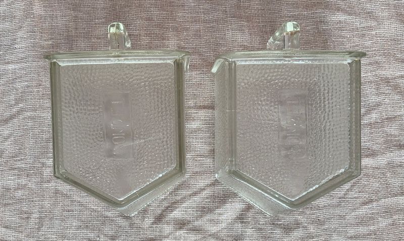 Vintage houten kruidenkast met glazen gruttersbakken (o.a. Poncet & Cubex)