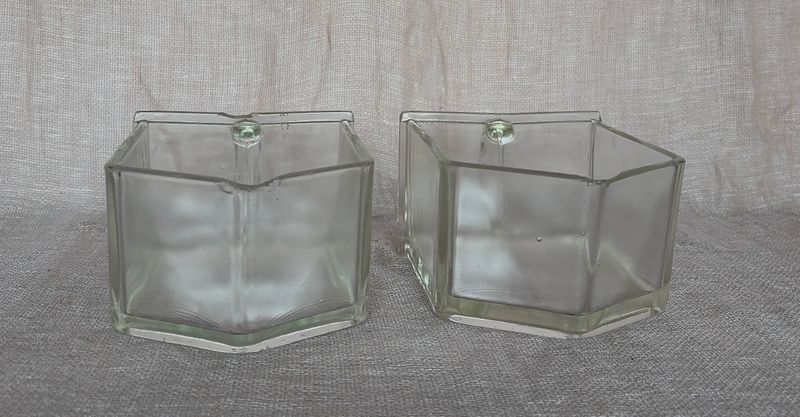 Vintage houten kruidenkast met glazen gruttersbakken (o.a. Poncet & Cubex)