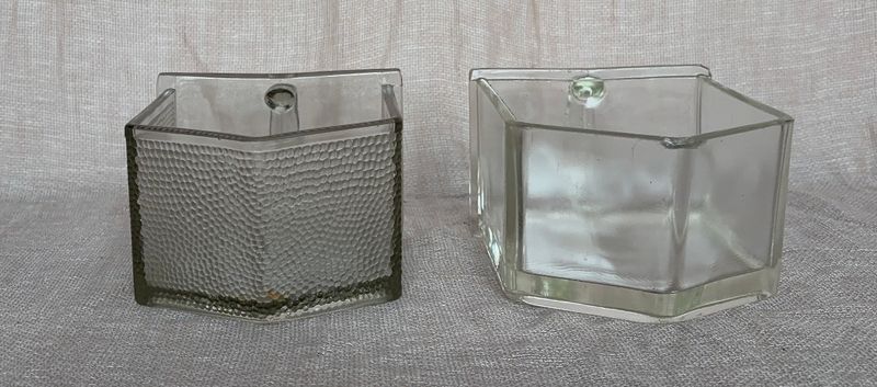 Vintage houten kruidenkast met glazen gruttersbakken (o.a. Poncet & Cubex)
