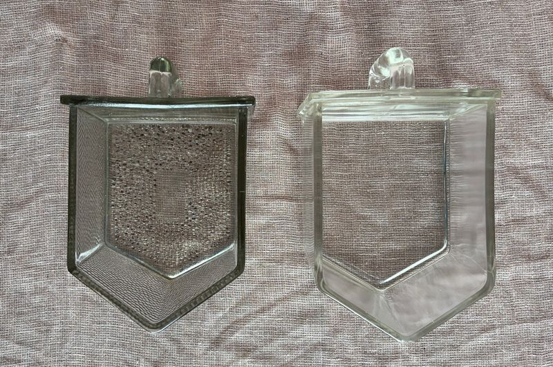 Vintage houten kruidenkast met glazen gruttersbakken (o.a. Poncet & Cubex)