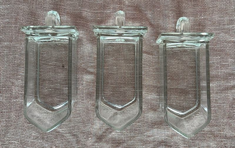 Bovenaanzicht van twee kleine glazen kruidenbakjes, tonend de opening en de glasdikte.