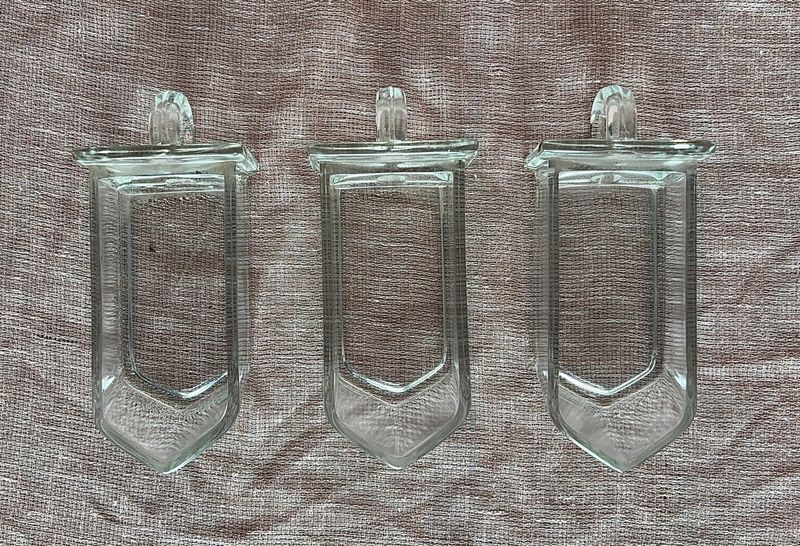 Vintage houten kruidenkast met glazen gruttersbakken (o.a. Poncet & Cubex)