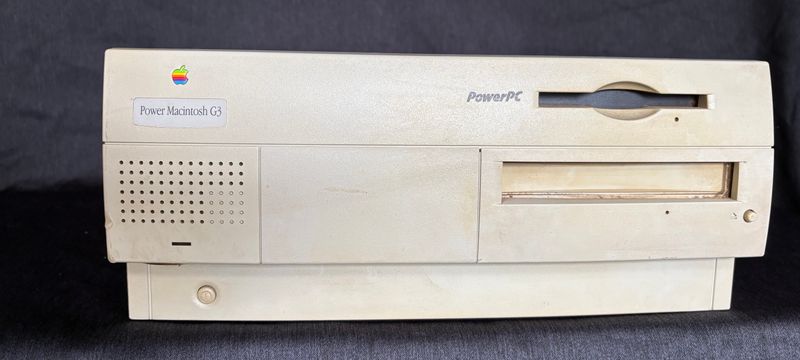 Vergeelde Power Macintosh G3 desktopkast met diskettesleuf en cd-lade