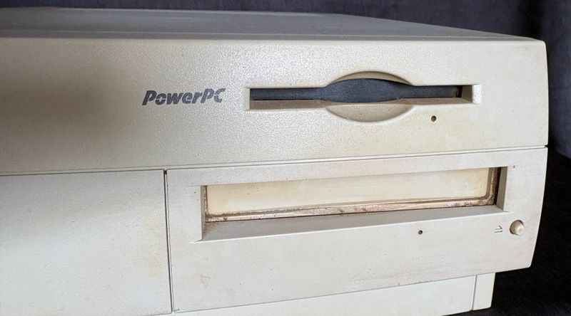 Apple Power Macintosh G3 Desktop, 1997  Verkocht als project, niet als werkende computer.