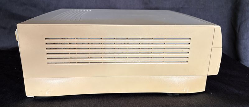 Apple Power Macintosh G3 Desktop, 1997  Verkocht als project, niet als werkende computer.