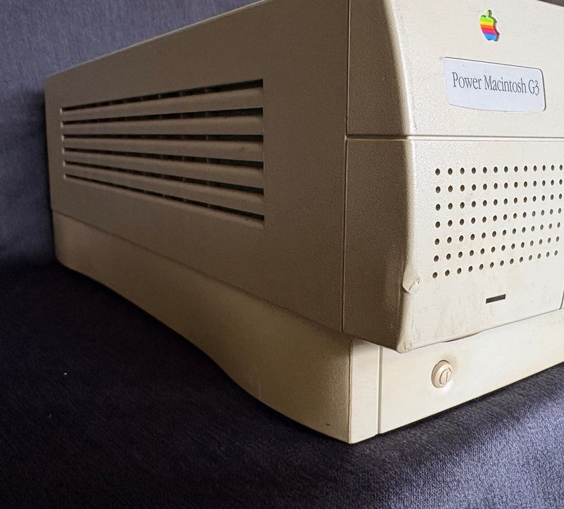 Apple Power Macintosh G3 Desktop, 1997  Verkocht als project, niet als werkende computer.