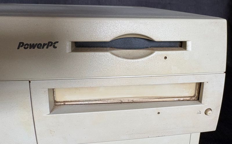 Apple Power Macintosh G3 Desktop, 1997  Verkocht als project, niet als werkende computer.