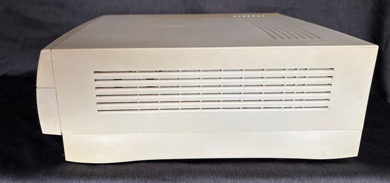 Apple Power Macintosh G3 Desktop, 1997  Verkocht als project, niet als werkende computer.