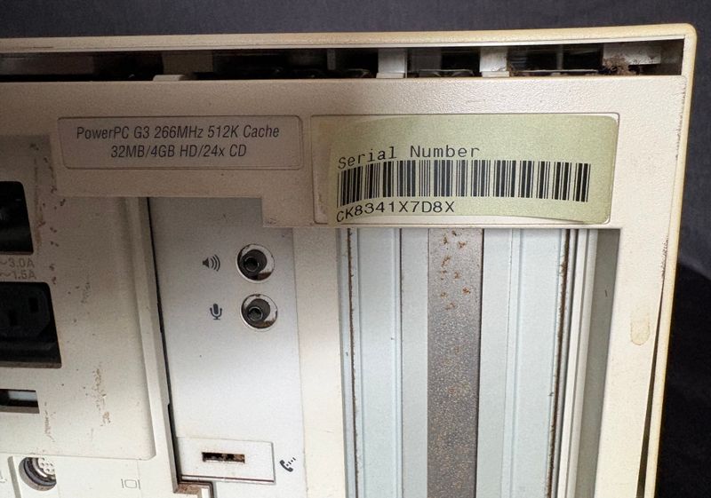 Apple Power Macintosh G3 Desktop, 1997  Verkocht als project, niet als werkende computer.