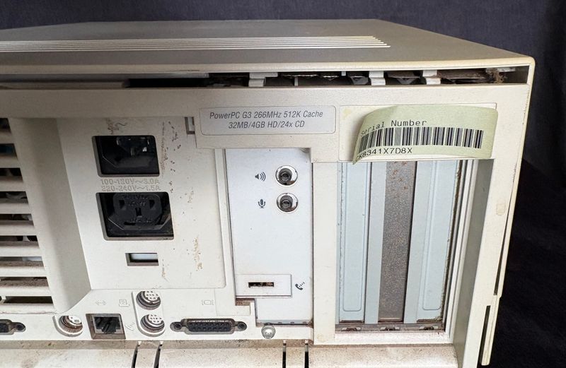 Apple Power Macintosh G3 Desktop, 1997  Verkocht als project, niet als werkende computer.