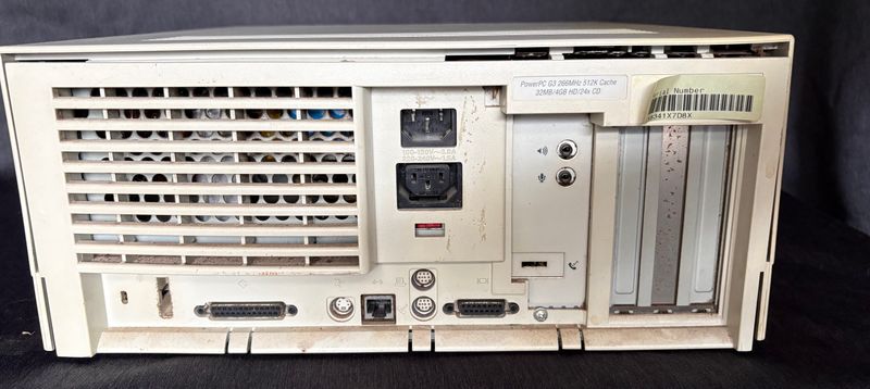 Apple Power Macintosh G3 Desktop, 1997  Verkocht als project, niet als werkende computer.