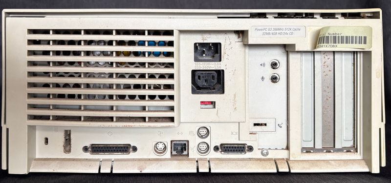Apple Power Macintosh G3 Desktop, 1997  Verkocht als project, niet als werkende computer.