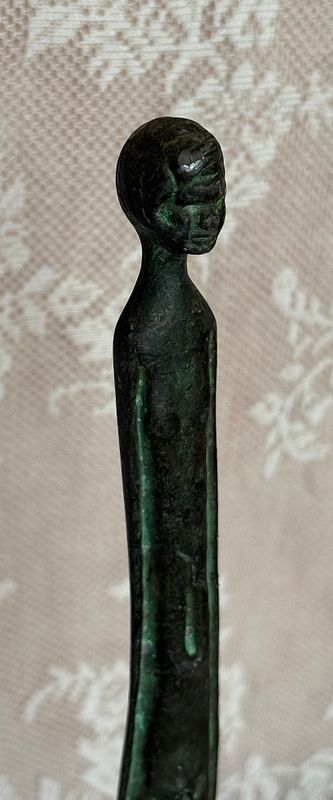 Staande figuur in stijl van Giacometti, hoofd en schouders van dichtbij