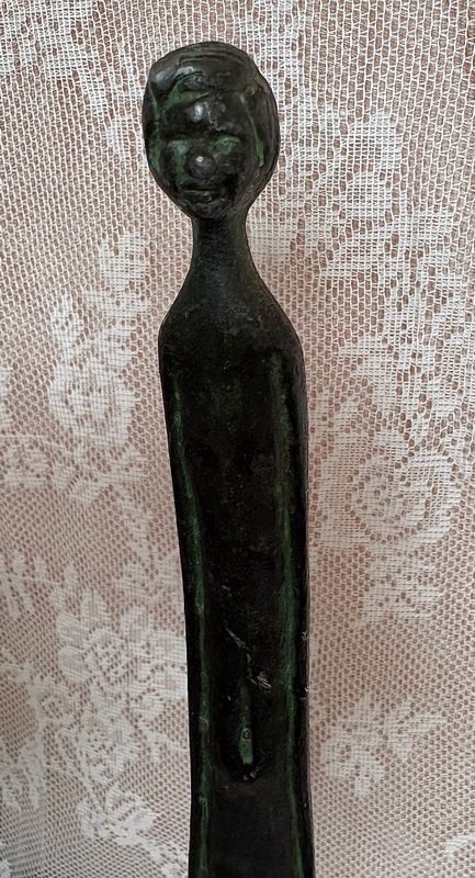Staande figuur in stijl van Giacometti, ontbrekend lokje op het hoofd