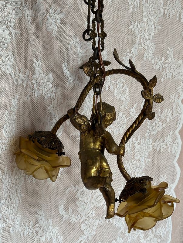 Franse putto hanglamp Belle Époque, geheel achteraanzicht met beide kelken
