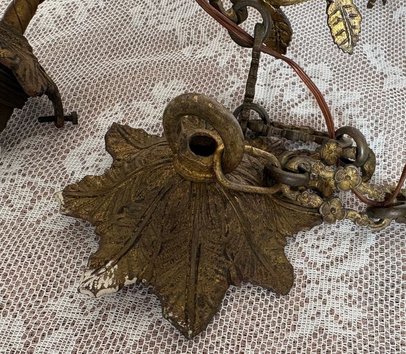 Franse putto hanglamp Belle Époque, plafondplaat met oude verfresten