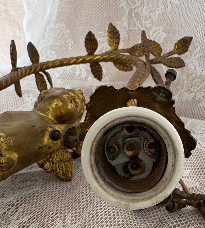 Franse putto hanglamp Belle Époque, porseleinen fitting en verouderde bedrading
